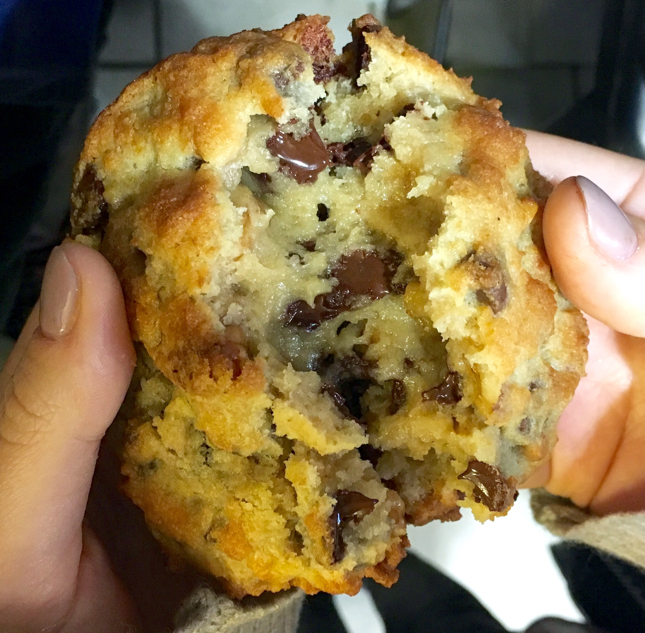 levain bakery chocolate chip walnut cookie