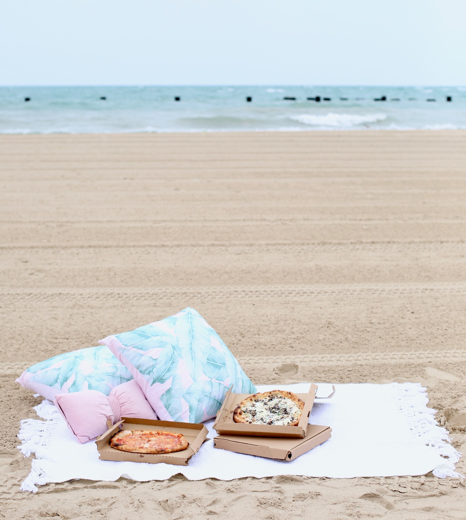 how to throw the best beach picnic